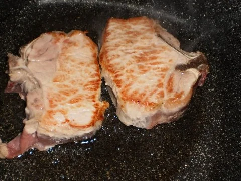 Geschmorte Rahm-Koteletts zu Bratkartoffeln - Rezept - Bild Nr. 7