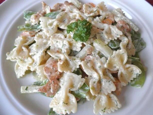 Hähnchen, Gemüse und Nudeln in Käsesoße - Rezept