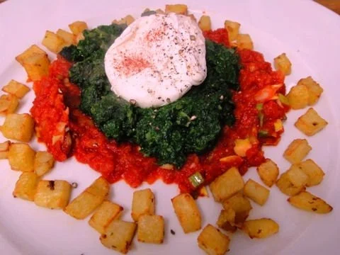 Rezept: Pochiertes Ei auf Sahnespinat-Tomaten-Concassée-Bett Pochiertes Ei auf Sahnespinat-Tomaten-Concassée-Bett - Rezept