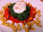 Pochiertes Ei auf Sahnespinat-Tomaten-Concassée-Bett - Rezept