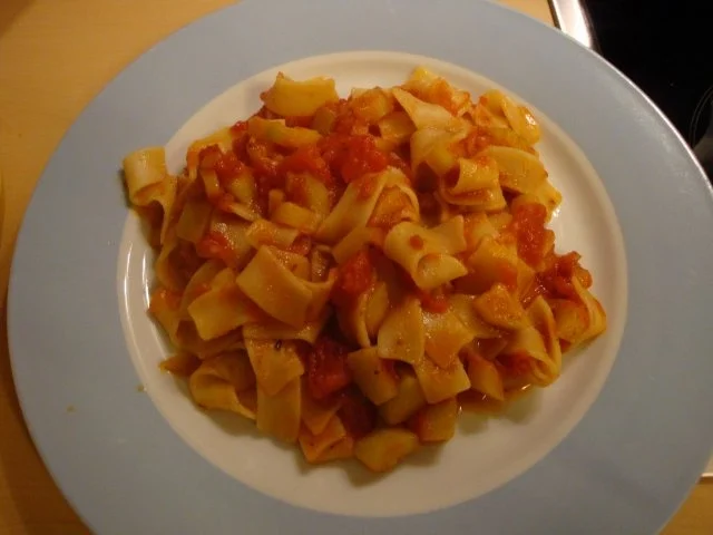 Bandnudeln mit Tomaten -Zucchini -Sosse - Rezept