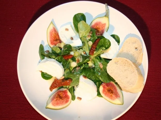 Büffelmozzarella und Feige auf Feldsalat - Rezept