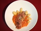 Saltimbocca auf Tomatensugo, dazu Backkartoffeln - Rezept