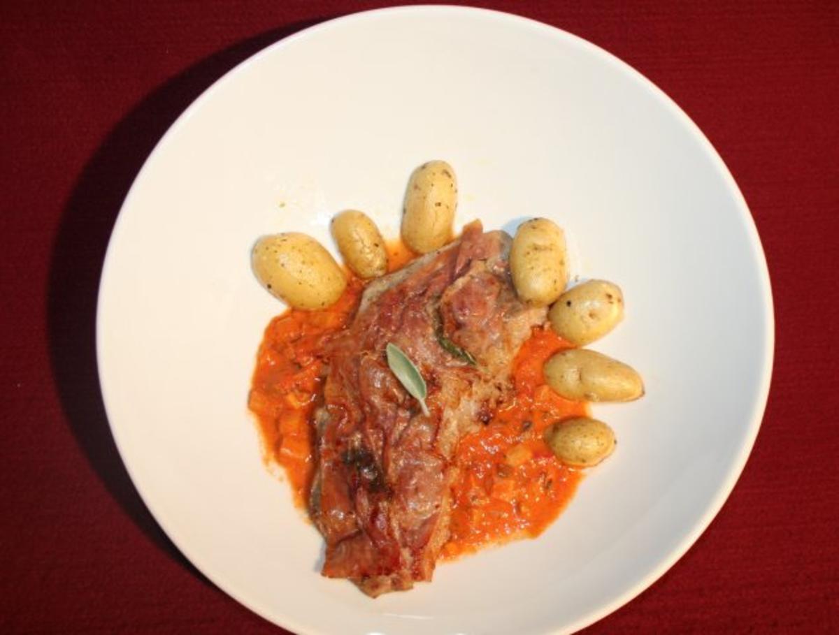 Bilder für Saltimbocca auf Tomatensugo, dazu Backkartoffeln - Rezept