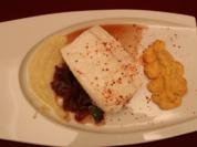Heilbutt auf rotem Zwiebelgemüse an Kartoffelgratin und geräucherter Selleriesoße - Rezept