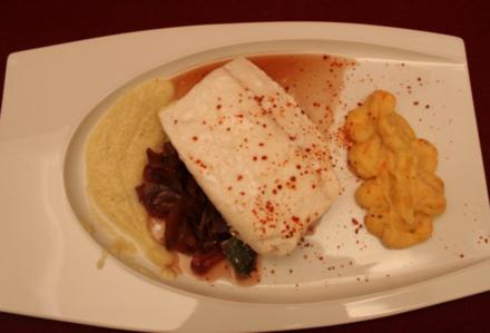 Heilbutt auf rotem Zwiebelgemüse an Kartoffelgratin und geräucherter Selleriesoße