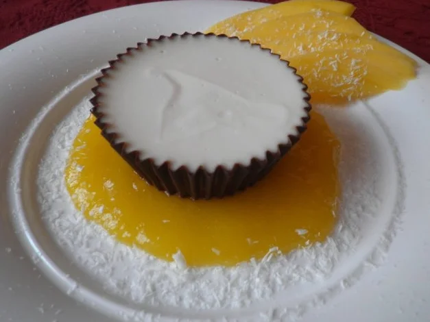 Kokos - Limetten  Panna Cotta im Schokoladenmantel auf Mangospiegel - Rezept - Bild Nr. 8