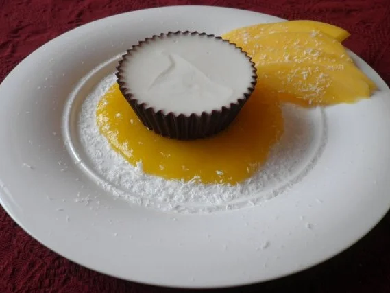 Kokos - Limetten  Panna Cotta im Schokoladenmantel auf Mangospiegel - Rezept - Bild Nr. 2