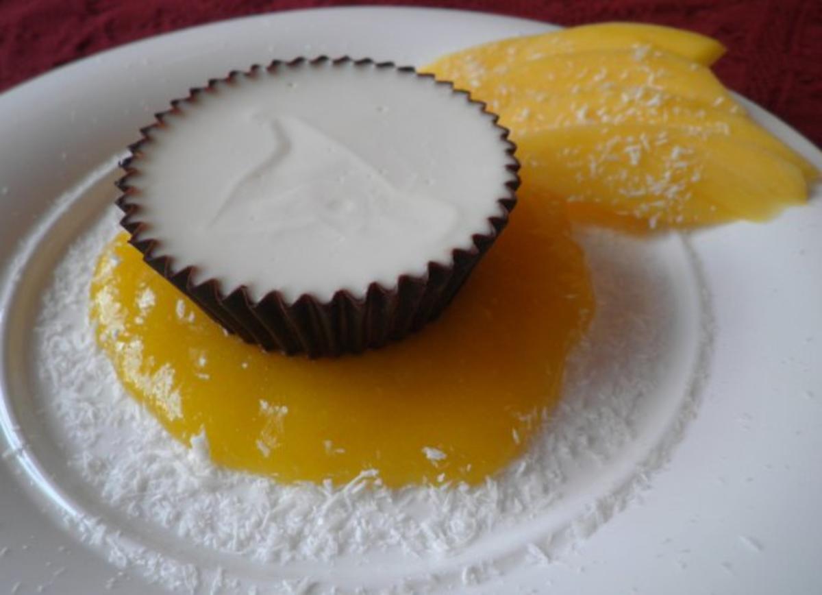 Kokos - Limetten  Panna Cotta im Schokoladenmantel auf Mangospiegel - Rezept