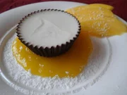 Kokos - Limetten  Panna Cotta im Schokoladenmantel auf Mangospiegel - Rezept