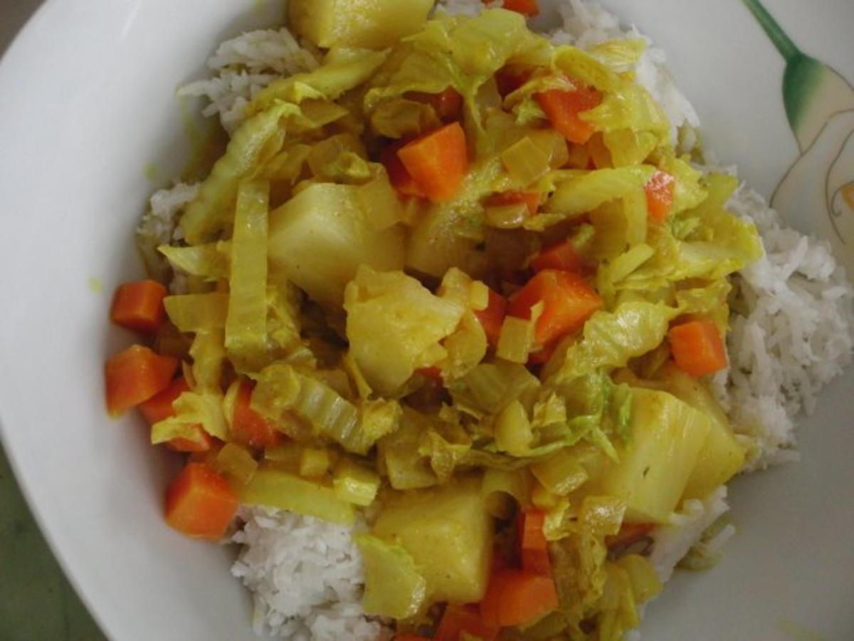 Vegetarisch : Chinakohl, Wintergemüse, Ananas mit köstlichen Currysud auf Kokos-Reis - Rezept