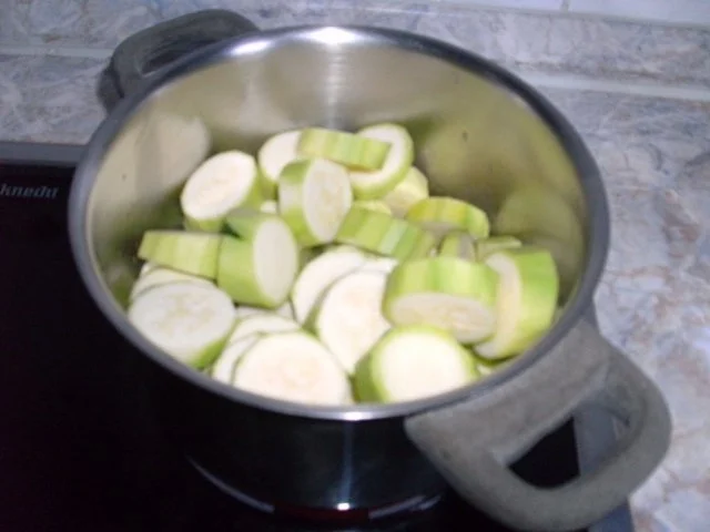 Feta-Hackbraten, Knoblauchsoße und provenzalische Tomaten - Rezept - Bild Nr. 15