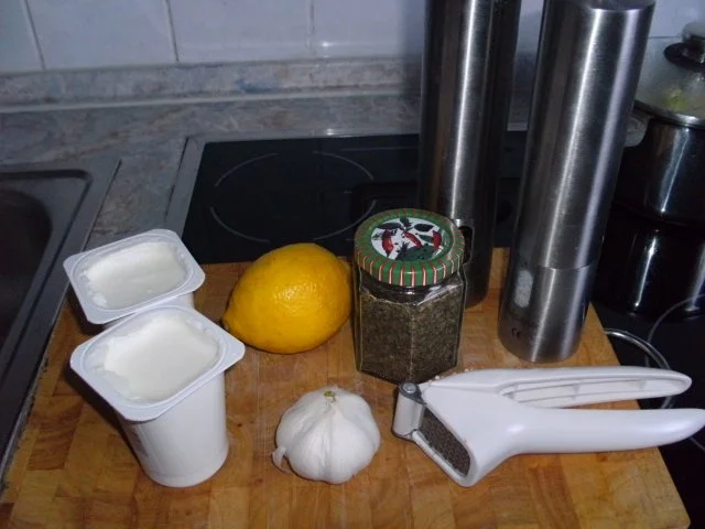 Feta-Hackbraten, Knoblauchsoße und provenzalische Tomaten - Rezept - Bild Nr. 7