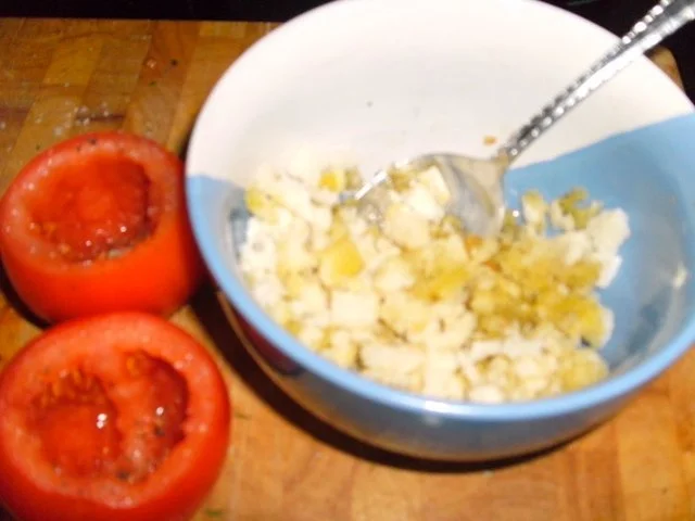 Feta-Hackbraten, Knoblauchsoße und provenzalische Tomaten - Rezept - Bild Nr. 11