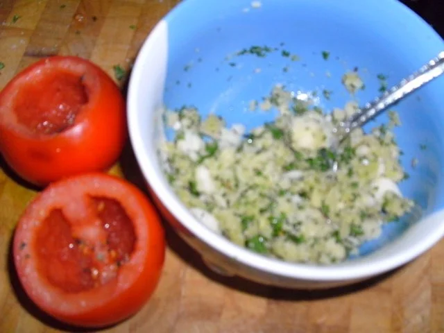 Feta-Hackbraten, Knoblauchsoße und provenzalische Tomaten - Rezept - Bild Nr. 12