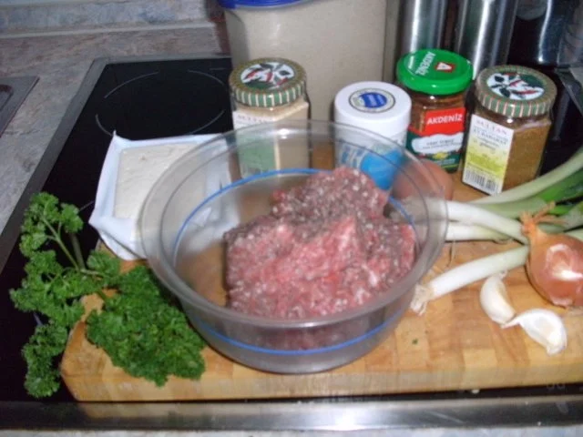 Feta-Hackbraten, Knoblauchsoße und provenzalische Tomaten - Rezept - Bild Nr. 2