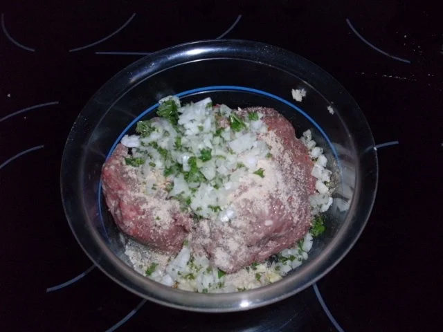 Feta-Hackbraten, Knoblauchsoße und provenzalische Tomaten - Rezept - Bild Nr. 3