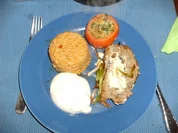 Feta-Hackbraten, Knoblauchsoße und provenzalische Tomaten - Rezept