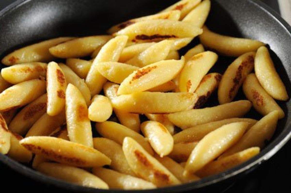Schupfnudeln mit Kartoffeln mehlig und Mehl gesiebt - Rezept mit Bild ...