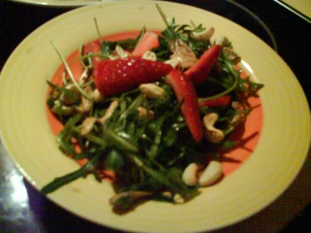 Erdbeer-Mozarella-Rucolasalat mit gerösteten Cashewkernen - Rezept