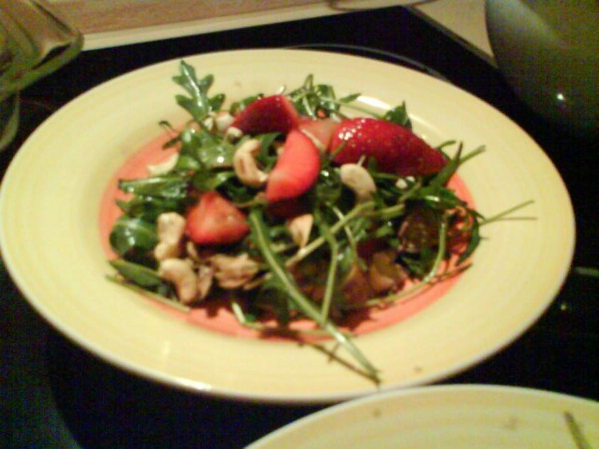 Erdbeer-Mozarella-Rucolasalat mit gerösteten Cashewkernen - Rezept - Bild Nr. 3