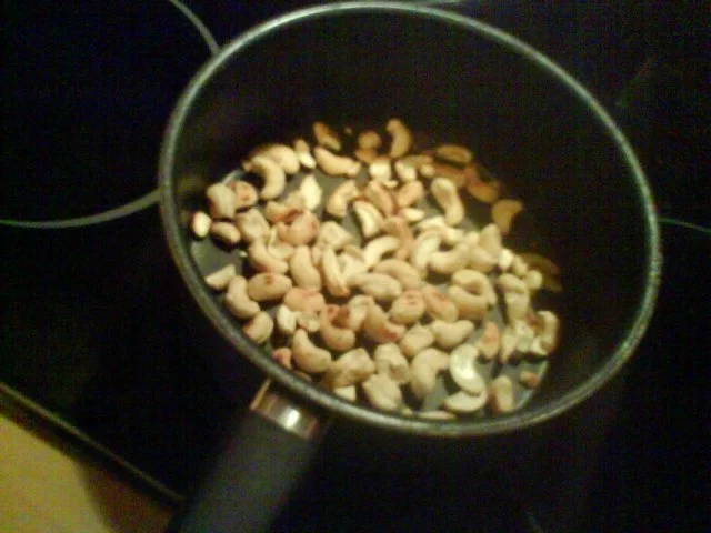 Erdbeer-Mozarella-Rucolasalat mit gerösteten Cashewkernen - Rezept - Bild Nr. 7