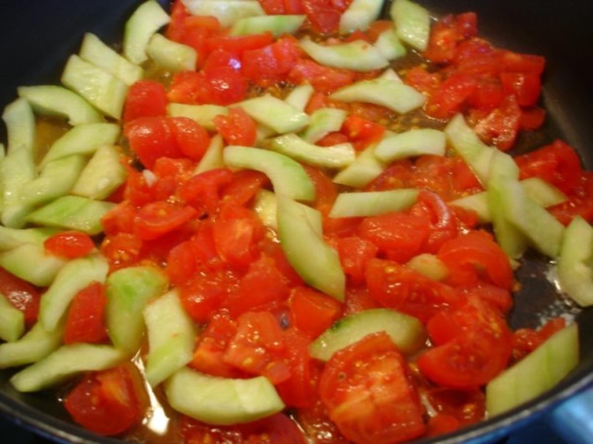 Tomaten-Gurkengemüse mit Bratwurst und Kartoffelpilzen - Rezept - Bild Nr. 3