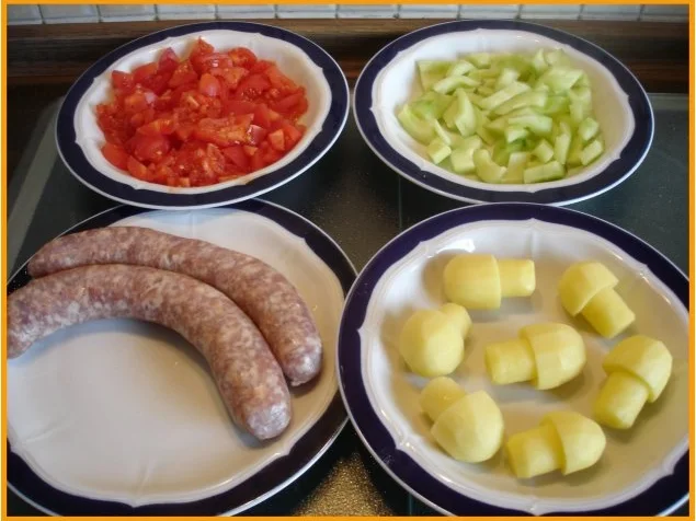 Rezept: Tomaten-Gurkengemüse mit Bratwurst und Kartoffelpilzen Bild Nr. 2 Tomaten-Gurkengemüse mit Bratwurst und Kartoffelpilzen - Rezept - Bild Nr. 2