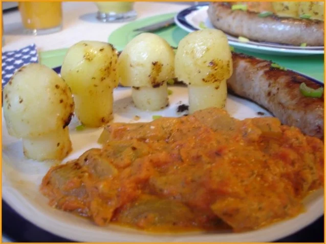 Rezept: Tomaten-Gurkengemüse mit Bratwurst und Kartoffelpilzen Tomaten-Gurkengemüse mit Bratwurst und Kartoffelpilzen - Rezept