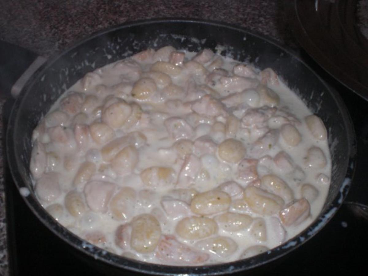 Hühnerbrust in Sahne-Kräuter-Erdnusssoße mit Gnocchi - Rezept - Bild Nr. 2