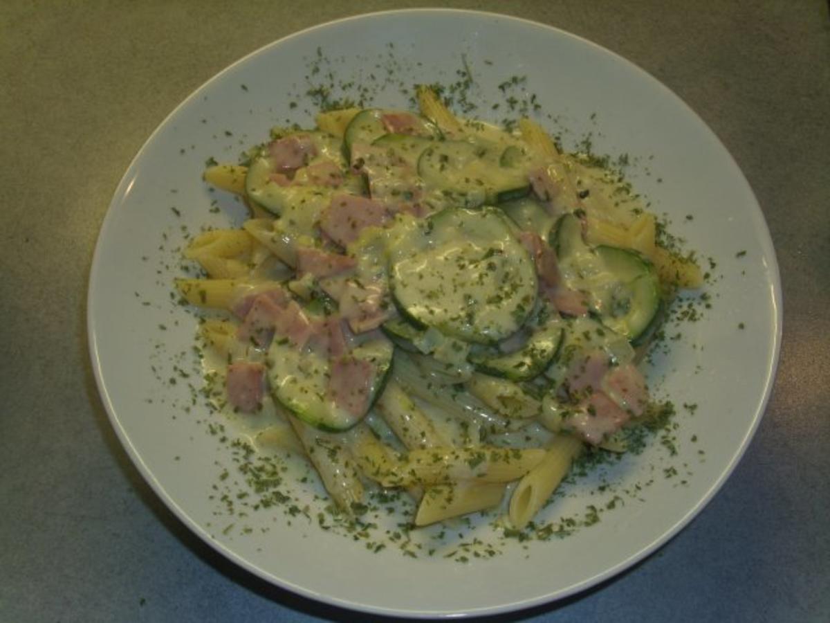 Pasta  in Zucchini-Schinken-Käse-Sosse - Rezept