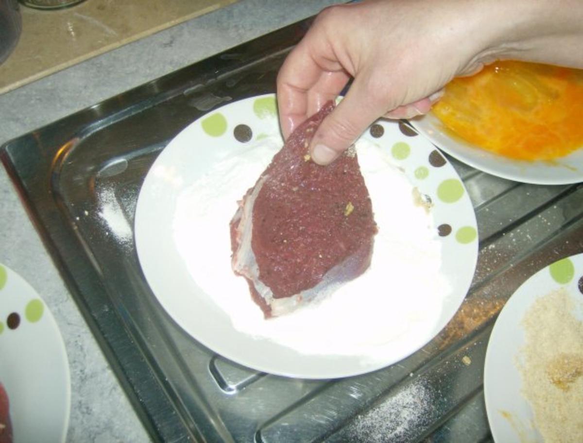 Rehschnitzel mit Rosenkohl und Pommes - Rezept - Bild Nr. 3