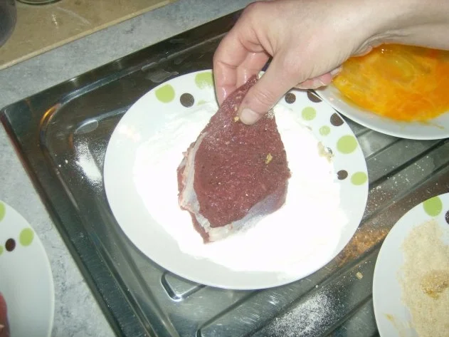 Rehschnitzel mit Rosenkohl und Pommes - Rezept - Bild Nr. 3