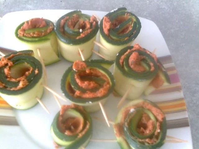 zweierlei gegrillte Zucciniröllchen - Rezept