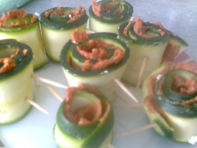 zweierlei gegrillte Zucciniröllchen - Rezept - Bild Nr. 2