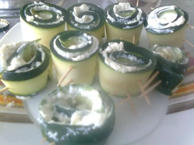 zweierlei gegrillte Zucciniröllchen - Rezept - Bild Nr. 3