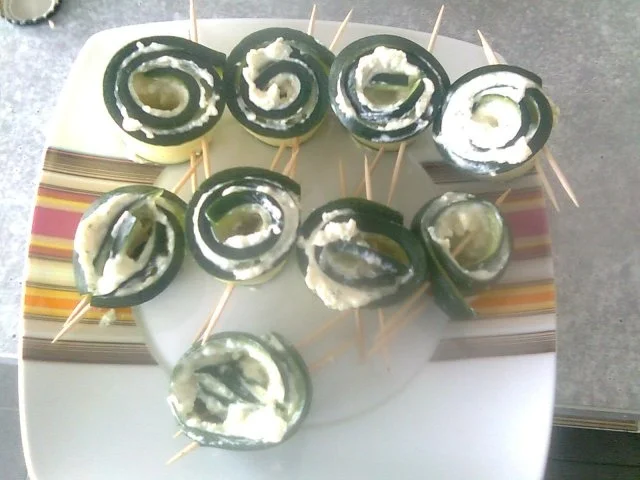 zweierlei gegrillte Zucciniröllchen - Rezept - Bild Nr. 4