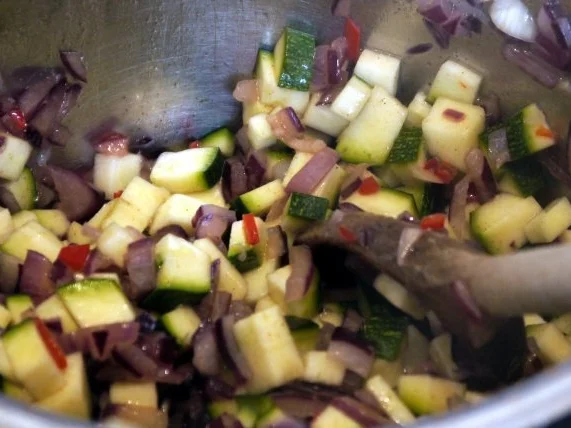 Rezept: Spaghetti mit Tomaten-Zucchini-Sugo Bild Nr. 5 Spaghetti mit Tomaten-Zucchini-Sugo - Rezept - Bild Nr. 5