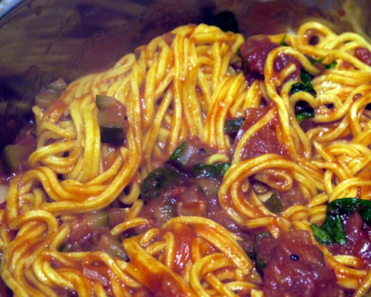 Spaghetti mit Tomaten-Zucchini-Sugo - Rezept - Bild Nr. 10