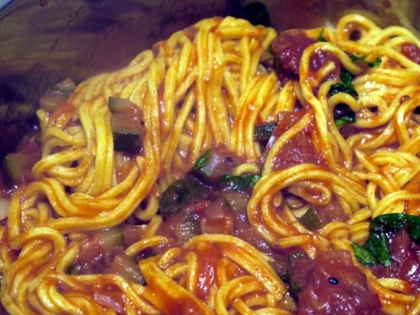 Rezept: Spaghetti mit Tomaten-Zucchini-Sugo Bild Nr. 10 Spaghetti mit Tomaten-Zucchini-Sugo - Rezept - Bild Nr. 10