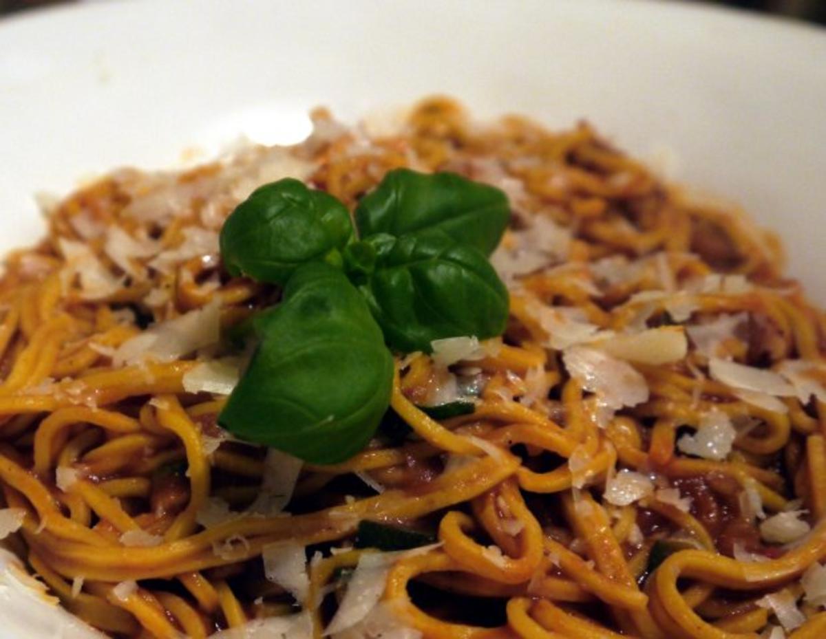 Spaghetti mit Tomaten-Zucchini-Sugo - Rezept - kochbar.de