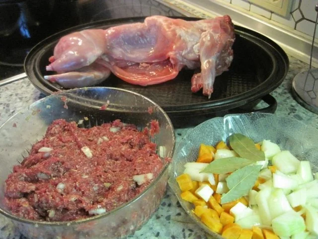 Rezept: Hase gefüllt, mit Bandnudeln und Kartoffelsalat Bild Nr. 2 Hase gefüllt, mit Bandnudeln und Kartoffelsalat - Rezept - Bild Nr. 2