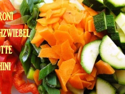 Wurst-Pfanne mit Gemüse auf Senf-Saucen-Spiegel - Rezept - Bild Nr. 5