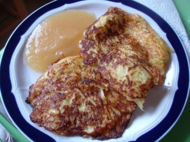 Rezept: Selbstgemachter Kartoffelpuffer und selbstgemachtes Apfelmus Selbstgemachter Kartoffelpuffer und selbstgemachtes Apfelmus - Rezept