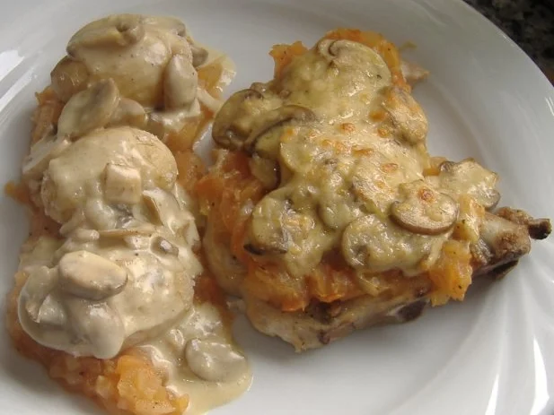 Koteletts mit Tomatenkompott und Pilzbechamel überbacken - Rezept