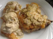 Koteletts mit Tomatenkompott und Pilzbechamel überbacken - Rezept