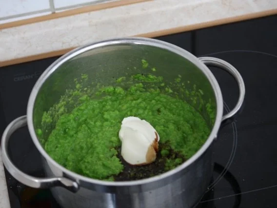 Fleisch, Rind: Rinderschnitzel mit Rahmcreme an Erbesenpüree - Rezept - Bild Nr. 3
