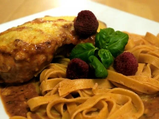 Überbackenes Himbeer-Hähnchen mit Tagliatelle - Rezept