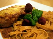 Überbackenes Himbeer-Hähnchen mit Tagliatelle - Rezept