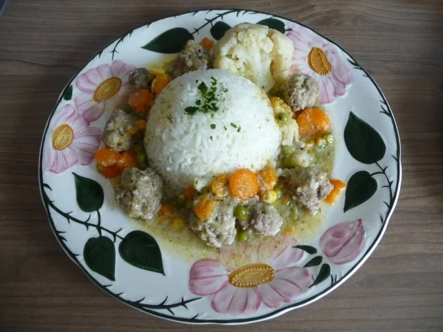 Resteverwertung : ...meiner Fleischküchle mit Eiern in Gemüsesoße - Rezept